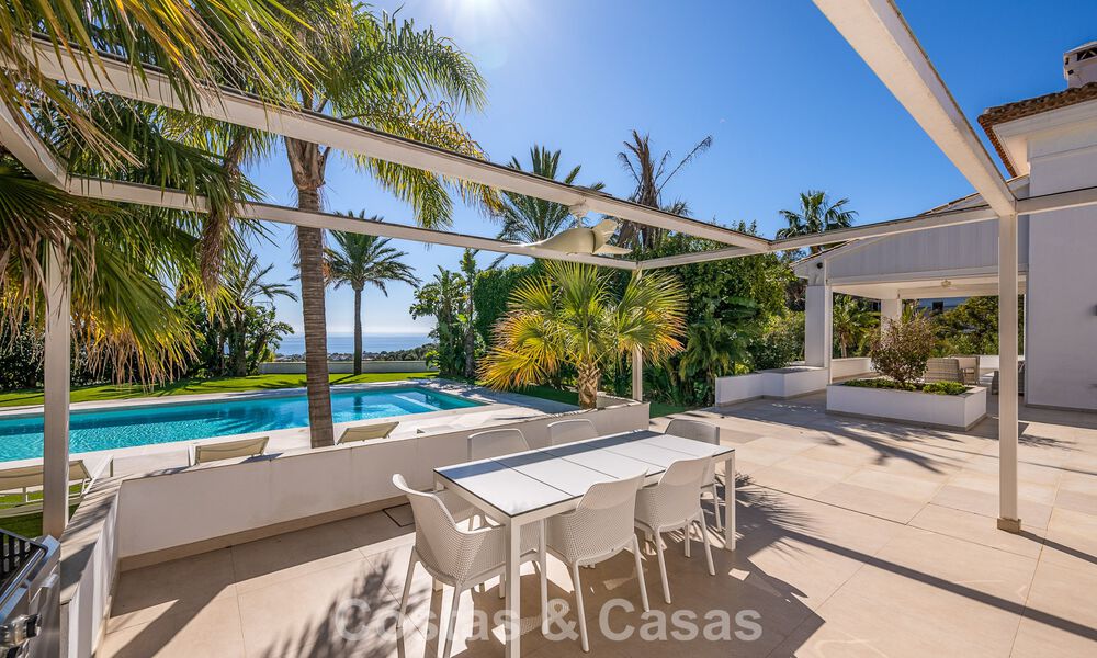 Majestueuse villa rénovée avec modernité offrant une vue panoramique sur la mer, à vendre sur un vaste terrain à l’est du centre de Marbella 796491