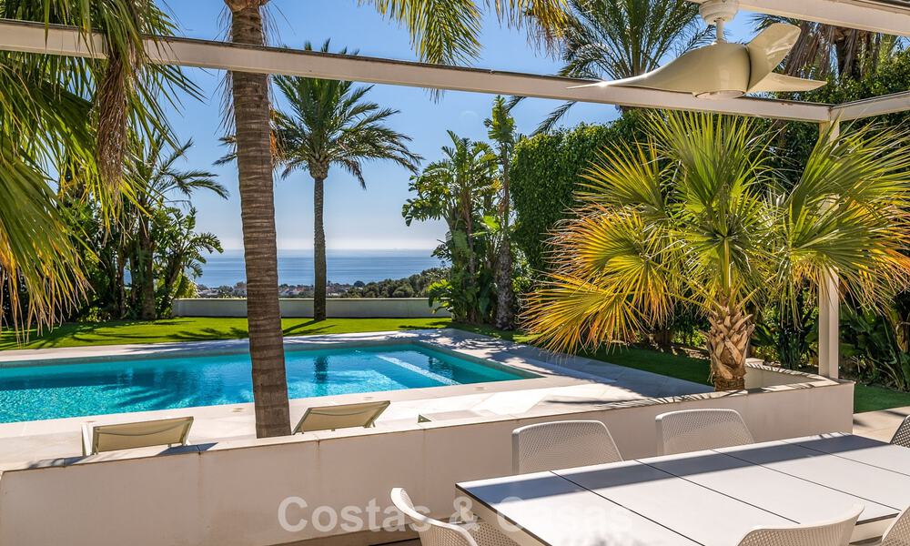 Majestueuse villa rénovée avec modernité offrant une vue panoramique sur la mer, à vendre sur un vaste terrain à l’est du centre de Marbella 796492