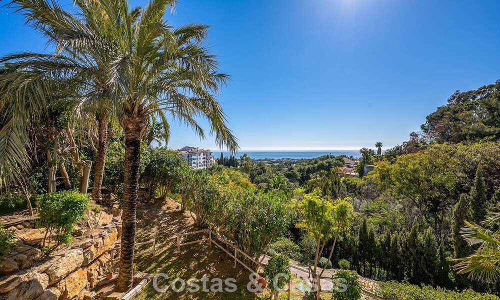 Majestueuse villa rénovée avec modernité offrant une vue panoramique sur la mer, à vendre sur un vaste terrain à l’est du centre de Marbella 796494
