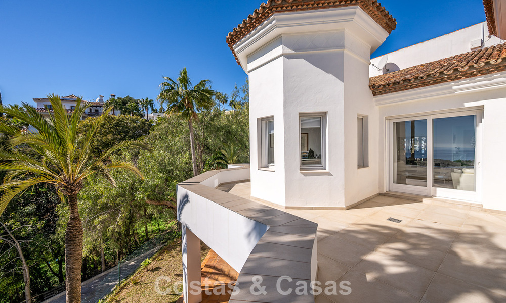 Majestueuse villa rénovée avec modernité offrant une vue panoramique sur la mer, à vendre sur un vaste terrain à l’est du centre de Marbella 796495