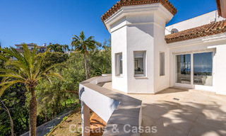 Majestueuse villa rénovée avec modernité offrant une vue panoramique sur la mer, à vendre sur un vaste terrain à l’est du centre de Marbella 796495 