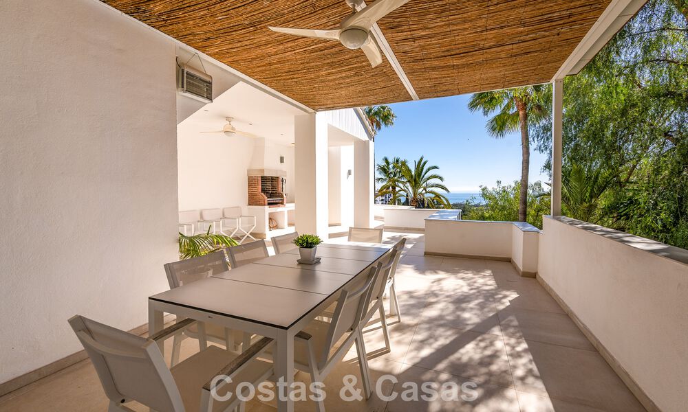 Majestueuse villa rénovée avec modernité offrant une vue panoramique sur la mer, à vendre sur un vaste terrain à l’est du centre de Marbella 796496