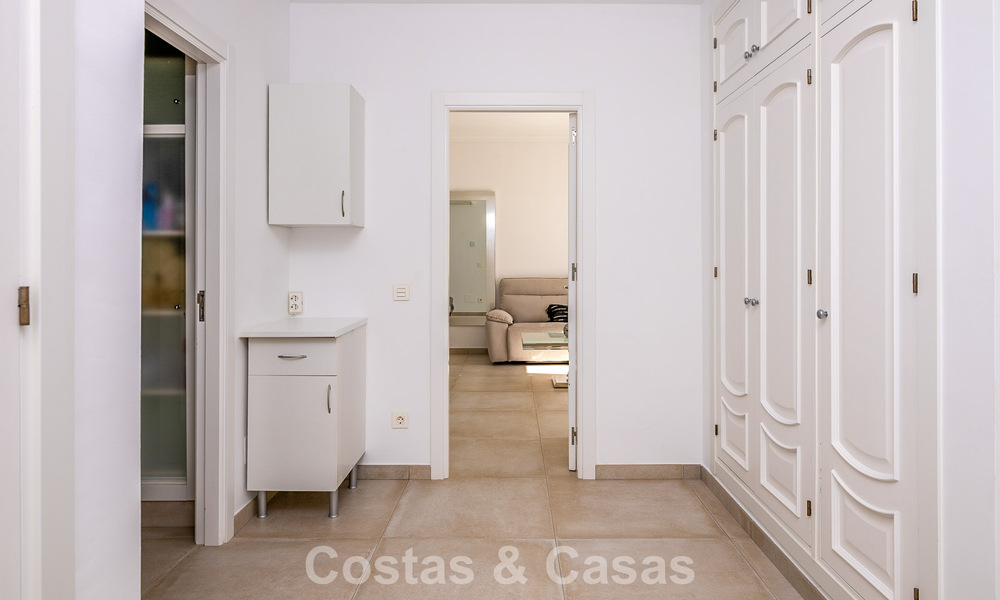 Majestueuse villa rénovée avec modernité offrant une vue panoramique sur la mer, à vendre sur un vaste terrain à l’est du centre de Marbella 796501