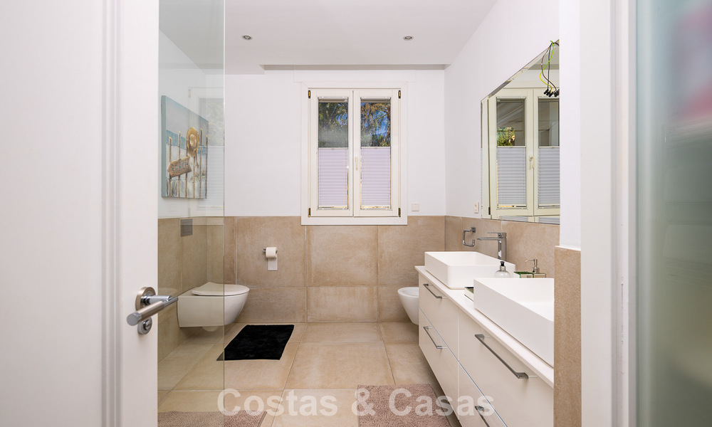 Majestueuse villa rénovée avec modernité offrant une vue panoramique sur la mer, à vendre sur un vaste terrain à l’est du centre de Marbella 796503