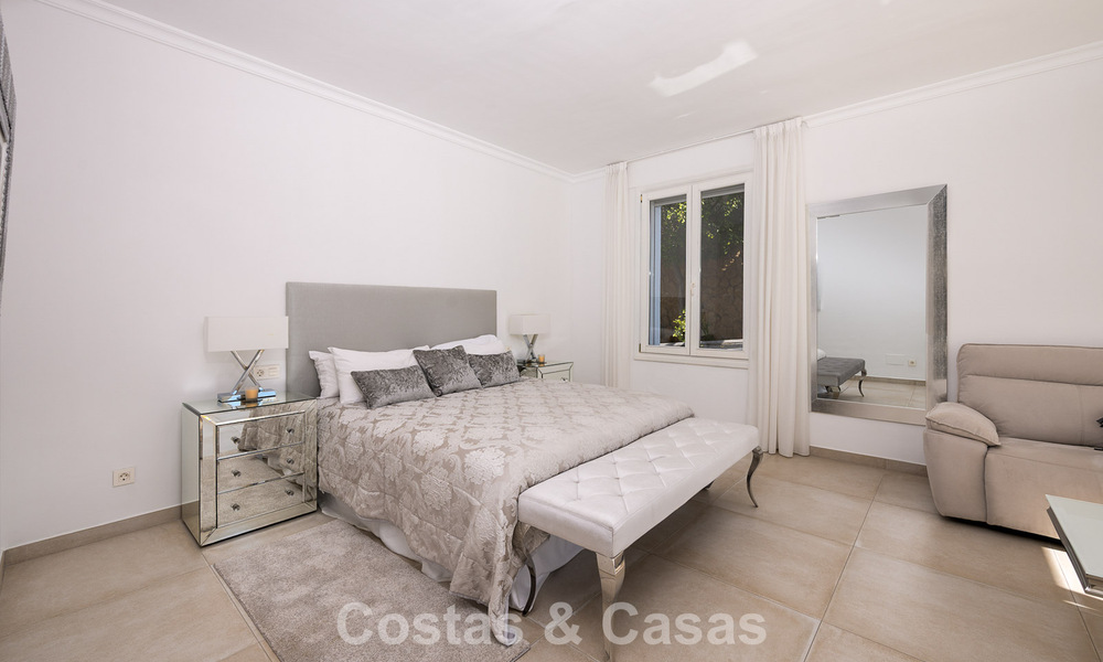 Majestueuse villa rénovée avec modernité offrant une vue panoramique sur la mer, à vendre sur un vaste terrain à l’est du centre de Marbella 796504