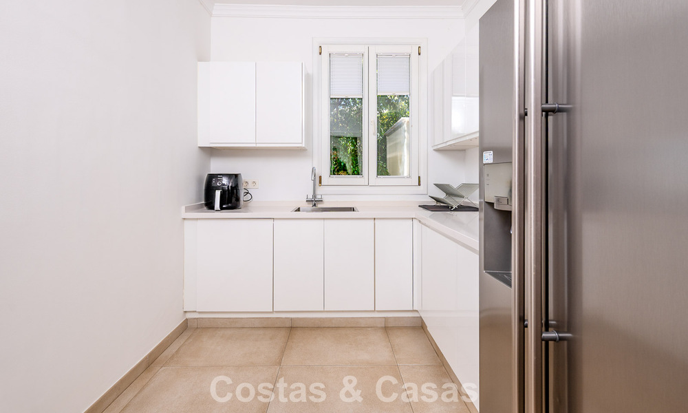 Majestueuse villa rénovée avec modernité offrant une vue panoramique sur la mer, à vendre sur un vaste terrain à l’est du centre de Marbella 796511