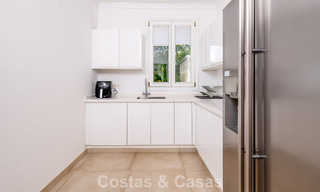 Majestueuse villa rénovée avec modernité offrant une vue panoramique sur la mer, à vendre sur un vaste terrain à l’est du centre de Marbella 796511 