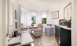 Majestueuse villa rénovée avec modernité offrant une vue panoramique sur la mer, à vendre sur un vaste terrain à l’est du centre de Marbella 796512 
