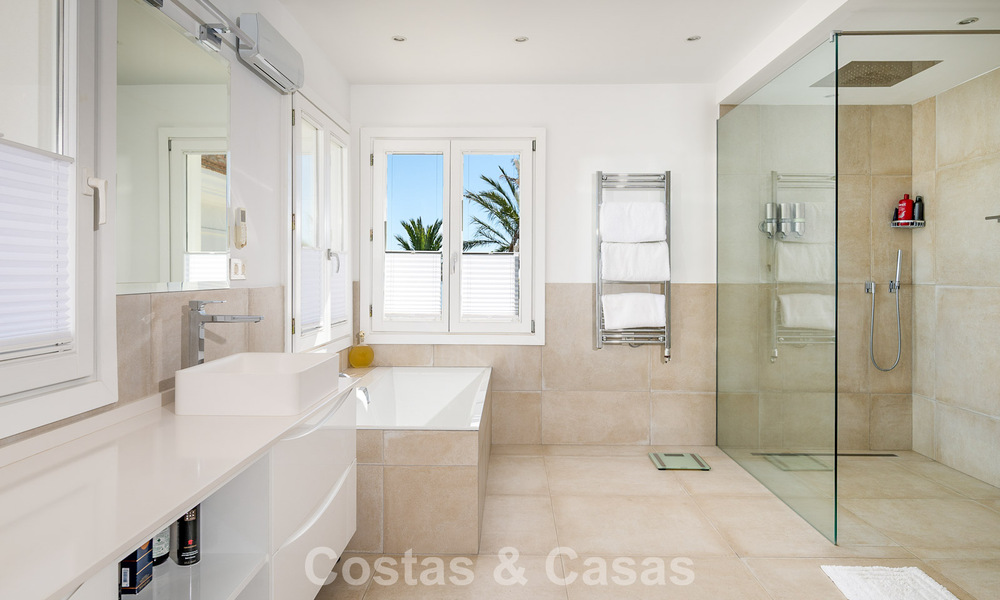 Majestueuse villa rénovée avec modernité offrant une vue panoramique sur la mer, à vendre sur un vaste terrain à l’est du centre de Marbella 796518