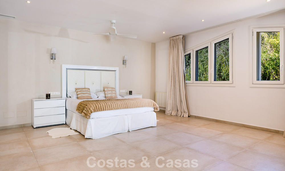 Majestueuse villa rénovée avec modernité offrant une vue panoramique sur la mer, à vendre sur un vaste terrain à l’est du centre de Marbella 796519