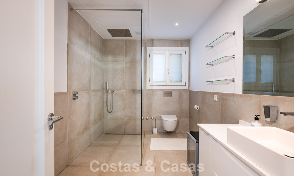 Majestueuse villa rénovée avec modernité offrant une vue panoramique sur la mer, à vendre sur un vaste terrain à l’est du centre de Marbella 796520