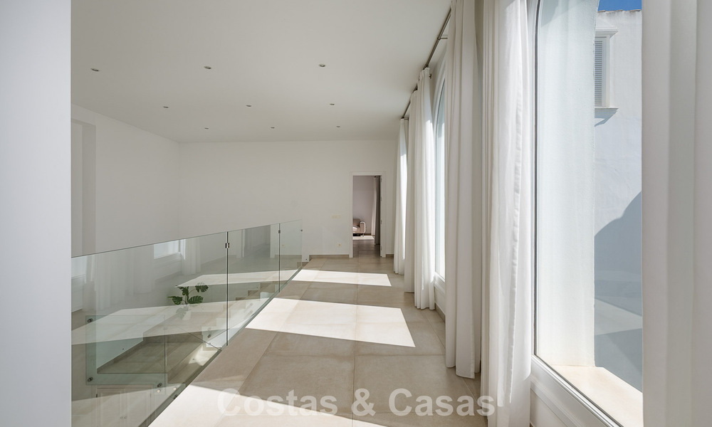 Majestueuse villa rénovée avec modernité offrant une vue panoramique sur la mer, à vendre sur un vaste terrain à l’est du centre de Marbella 796521