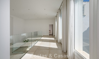 Majestueuse villa rénovée avec modernité offrant une vue panoramique sur la mer, à vendre sur un vaste terrain à l’est du centre de Marbella 796521 