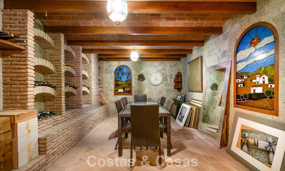 Majestueuse villa rénovée avec modernité offrant une vue panoramique sur la mer, à vendre sur un vaste terrain à l’est du centre de Marbella 796522