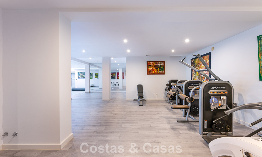 Majestueuse villa rénovée avec modernité offrant une vue panoramique sur la mer, à vendre sur un vaste terrain à l’est du centre de Marbella 796524