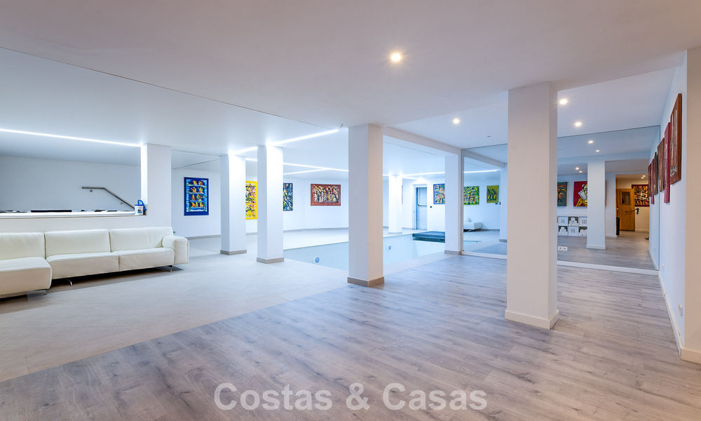 Majestueuse villa rénovée avec modernité offrant une vue panoramique sur la mer, à vendre sur un vaste terrain à l’est du centre de Marbella 796525