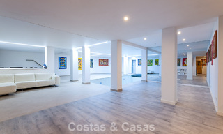 Majestueuse villa rénovée avec modernité offrant une vue panoramique sur la mer, à vendre sur un vaste terrain à l’est du centre de Marbella 796525 