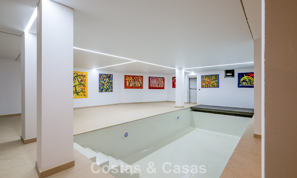 Majestueuse villa rénovée avec modernité offrant une vue panoramique sur la mer, à vendre sur un vaste terrain à l’est du centre de Marbella 796527