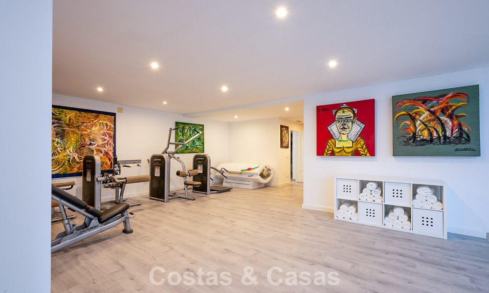 Majestueuse villa rénovée avec modernité offrant une vue panoramique sur la mer, à vendre sur un vaste terrain à l’est du centre de Marbella 796528