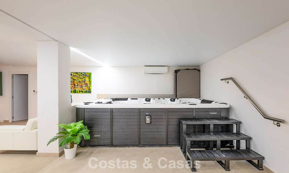 Majestueuse villa rénovée avec modernité offrant une vue panoramique sur la mer, à vendre sur un vaste terrain à l’est du centre de Marbella 796529