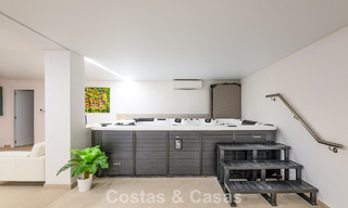 Majestueuse villa rénovée avec modernité offrant une vue panoramique sur la mer, à vendre sur un vaste terrain à l’est du centre de Marbella 796529 