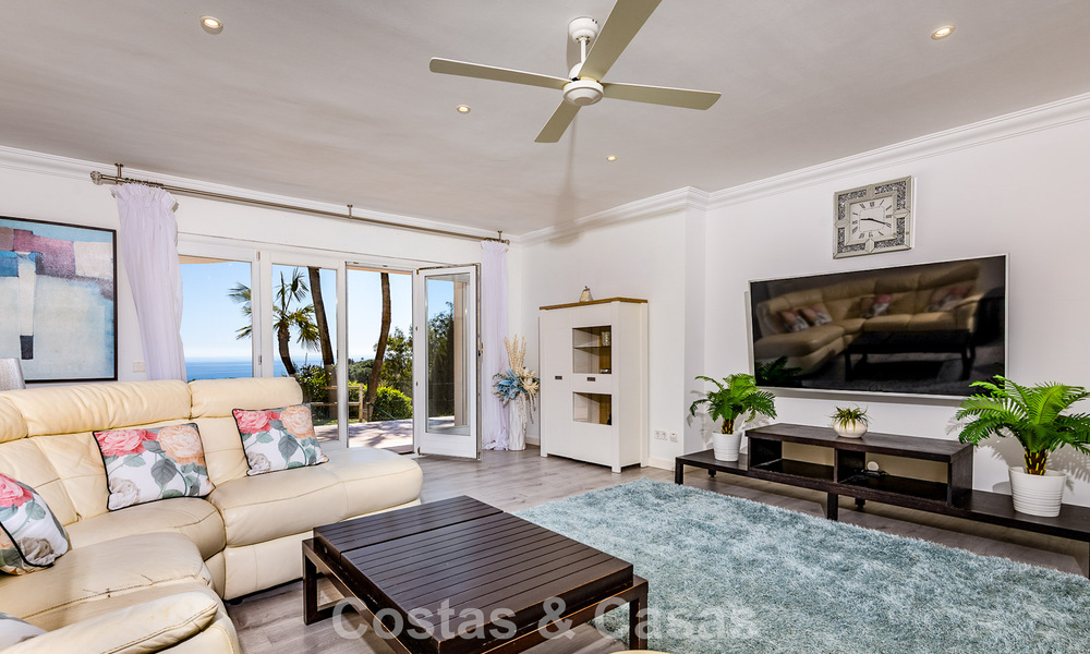 Majestueuse villa rénovée avec modernité offrant une vue panoramique sur la mer, à vendre sur un vaste terrain à l’est du centre de Marbella 796531
