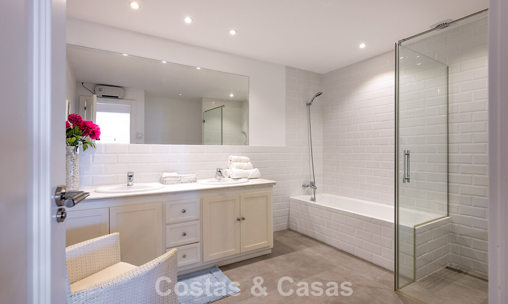 Majestueuse villa rénovée avec modernité offrant une vue panoramique sur la mer, à vendre sur un vaste terrain à l’est du centre de Marbella 796532