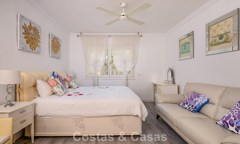 Majestueuse villa rénovée avec modernité offrant une vue panoramique sur la mer, à vendre sur un vaste terrain à l’est du centre de Marbella 796533