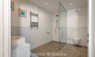 Majestueuse villa rénovée avec modernité offrant une vue panoramique sur la mer, à vendre sur un vaste terrain à l’est du centre de Marbella 796536 