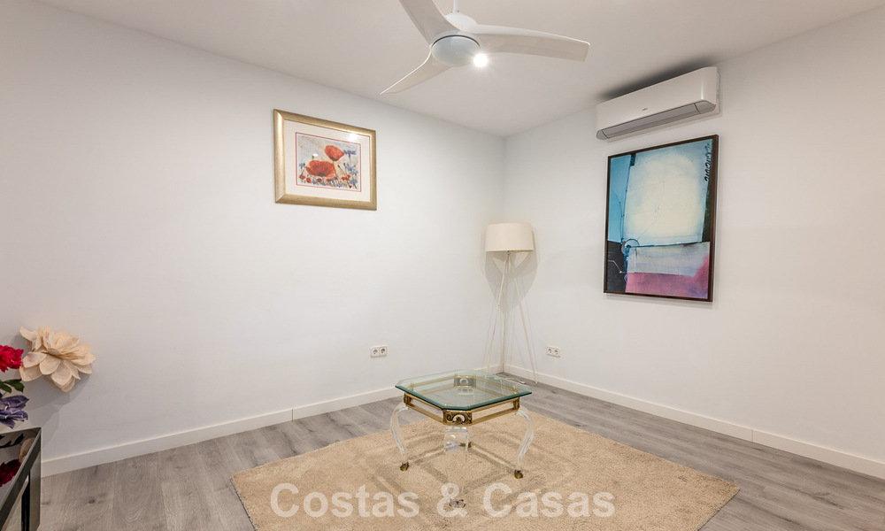 Majestueuse villa rénovée avec modernité offrant une vue panoramique sur la mer, à vendre sur un vaste terrain à l’est du centre de Marbella 796537