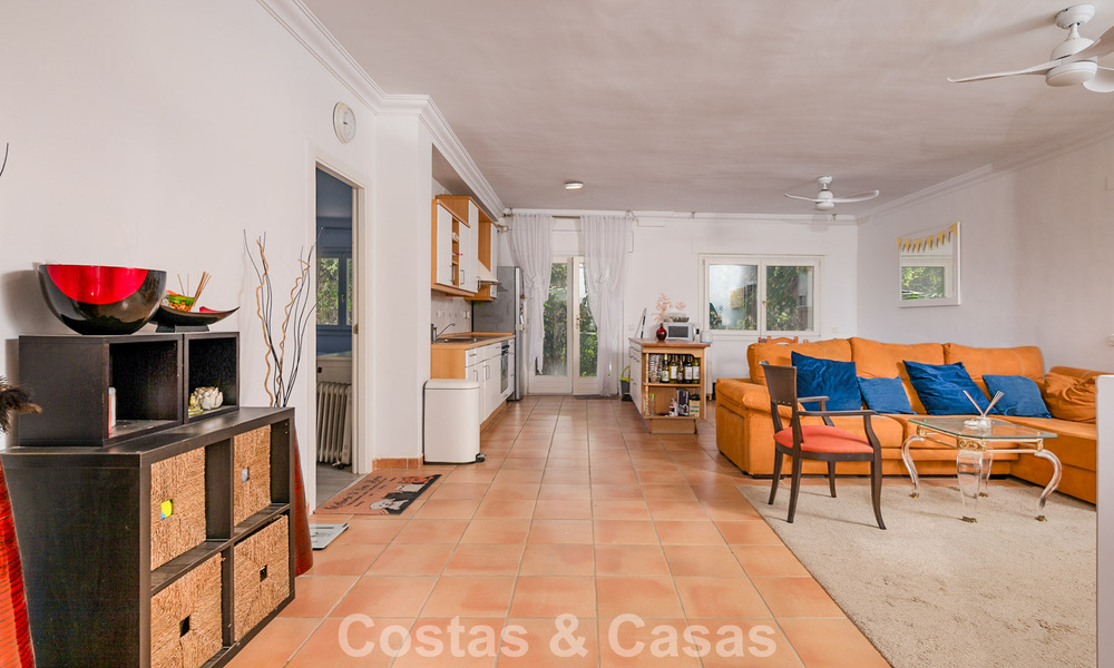 Majestueuse villa rénovée avec modernité offrant une vue panoramique sur la mer, à vendre sur un vaste terrain à l’est du centre de Marbella 796538