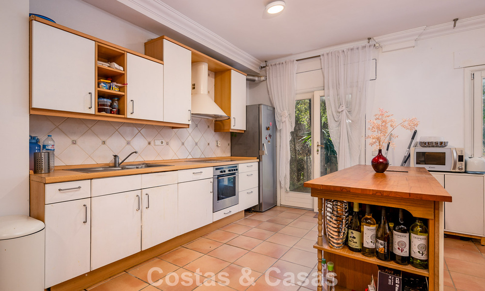 Majestueuse villa rénovée avec modernité offrant une vue panoramique sur la mer, à vendre sur un vaste terrain à l’est du centre de Marbella 796539