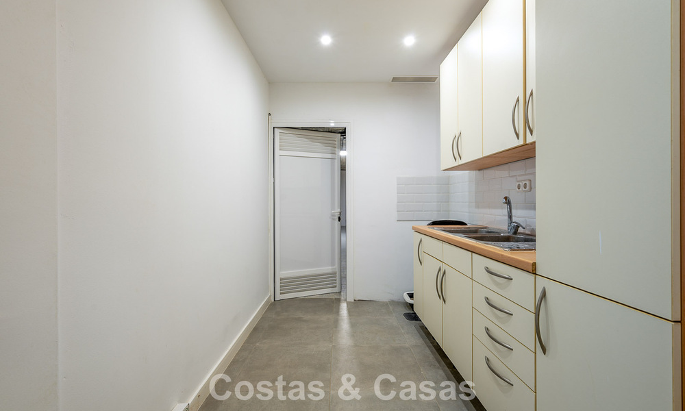 Majestueuse villa rénovée avec modernité offrant une vue panoramique sur la mer, à vendre sur un vaste terrain à l’est du centre de Marbella 796541