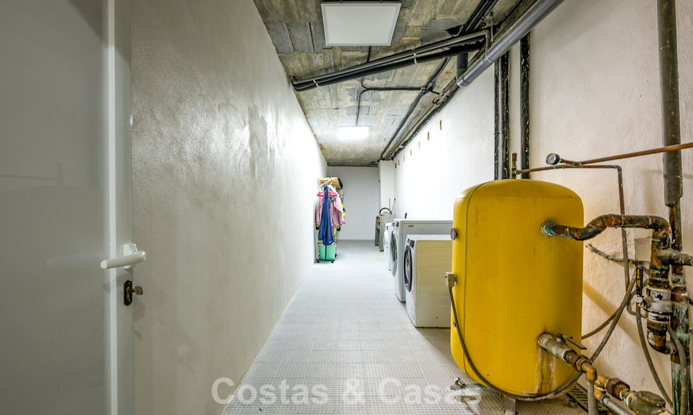 Majestueuse villa rénovée avec modernité offrant une vue panoramique sur la mer, à vendre sur un vaste terrain à l’est du centre de Marbella 796542