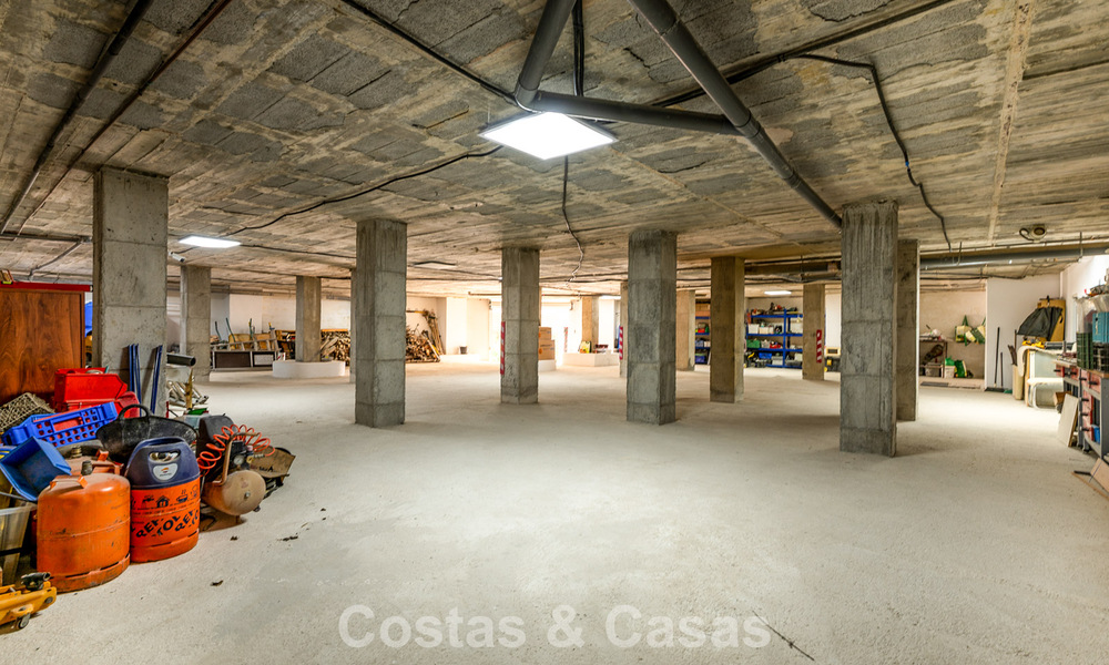 Majestueuse villa rénovée avec modernité offrant une vue panoramique sur la mer, à vendre sur un vaste terrain à l’est du centre de Marbella 796543