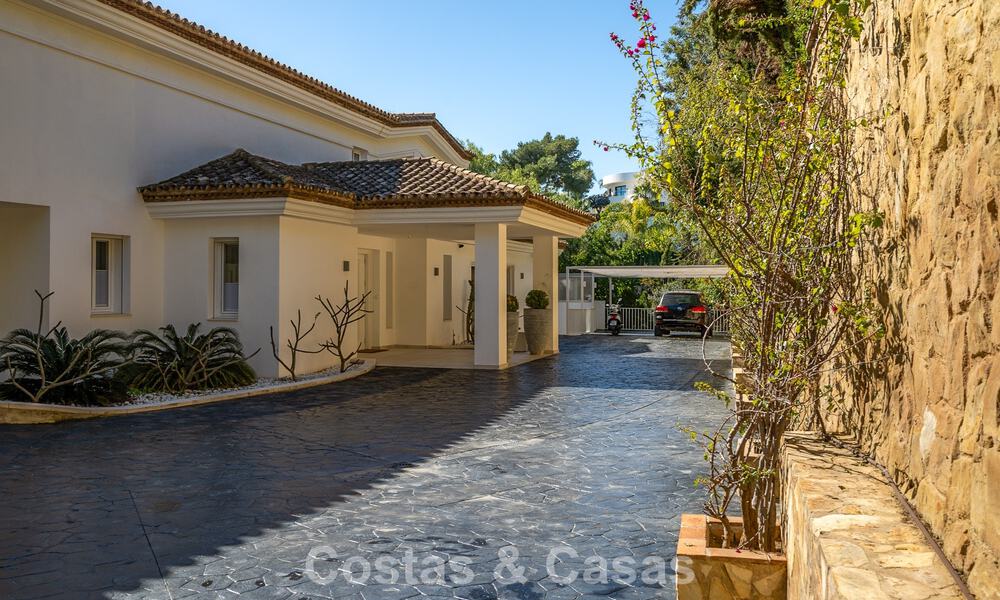 Majestueuse villa rénovée avec modernité offrant une vue panoramique sur la mer, à vendre sur un vaste terrain à l’est du centre de Marbella 796544