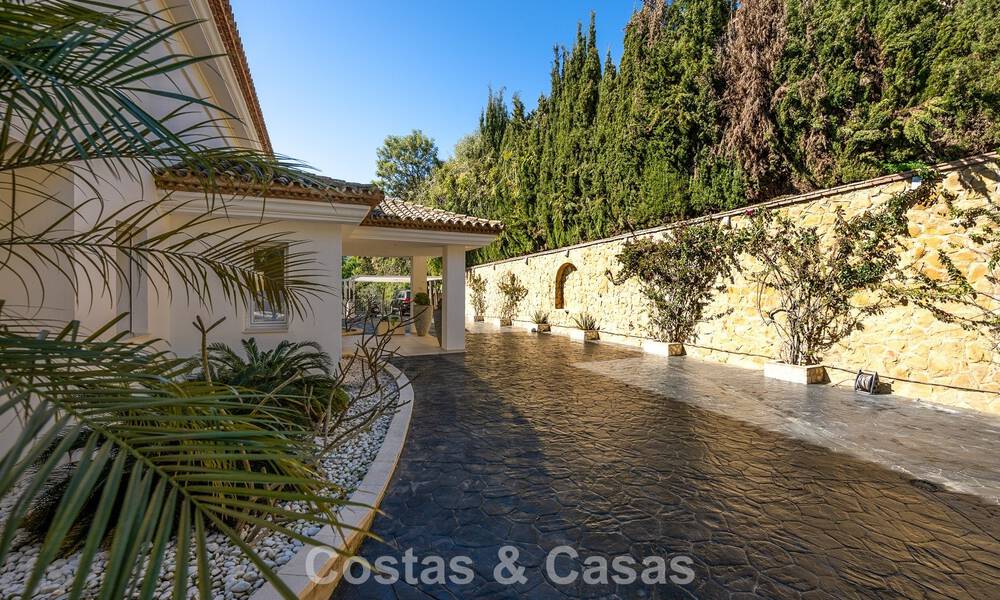 Majestueuse villa rénovée avec modernité offrant une vue panoramique sur la mer, à vendre sur un vaste terrain à l’est du centre de Marbella 796545