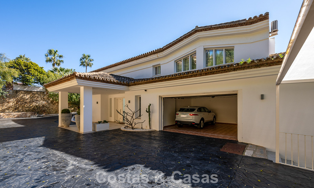 Majestueuse villa rénovée avec modernité offrant une vue panoramique sur la mer, à vendre sur un vaste terrain à l’est du centre de Marbella 796546