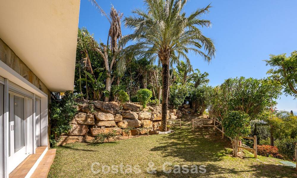 Majestueuse villa rénovée avec modernité offrant une vue panoramique sur la mer, à vendre sur un vaste terrain à l’est du centre de Marbella 796549
