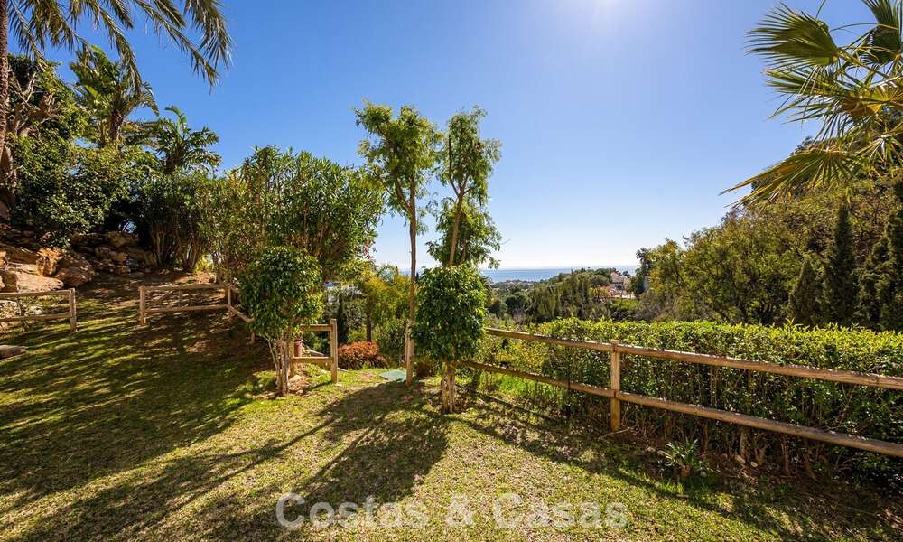 Majestueuse villa rénovée avec modernité offrant une vue panoramique sur la mer, à vendre sur un vaste terrain à l’est du centre de Marbella 796550