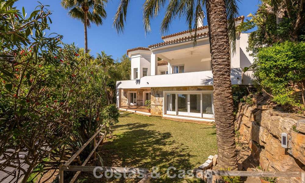 Majestueuse villa rénovée avec modernité offrant une vue panoramique sur la mer, à vendre sur un vaste terrain à l’est du centre de Marbella 796551