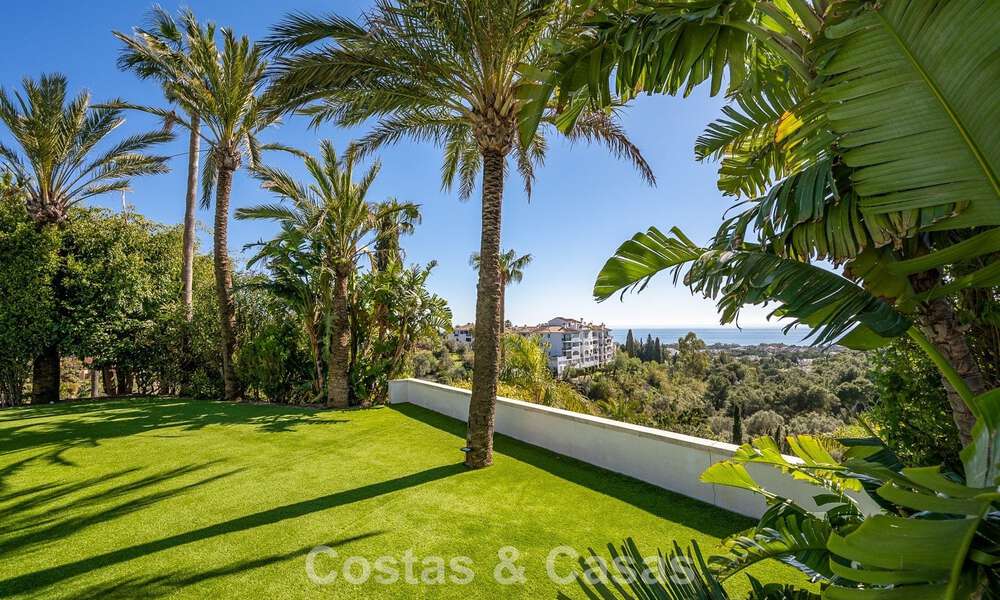 Majestueuse villa rénovée avec modernité offrant une vue panoramique sur la mer, à vendre sur un vaste terrain à l’est du centre de Marbella 796552