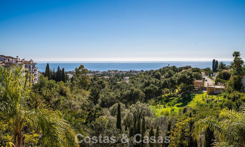 Majestueuse villa rénovée avec modernité offrant une vue panoramique sur la mer, à vendre sur un vaste terrain à l’est du centre de Marbella 796553