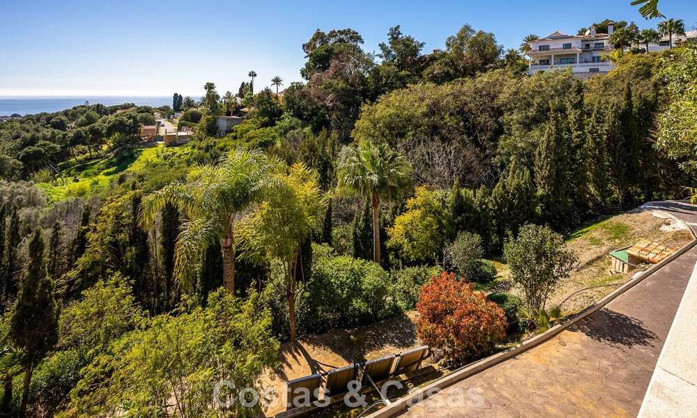 Majestueuse villa rénovée avec modernité offrant une vue panoramique sur la mer, à vendre sur un vaste terrain à l’est du centre de Marbella 796554