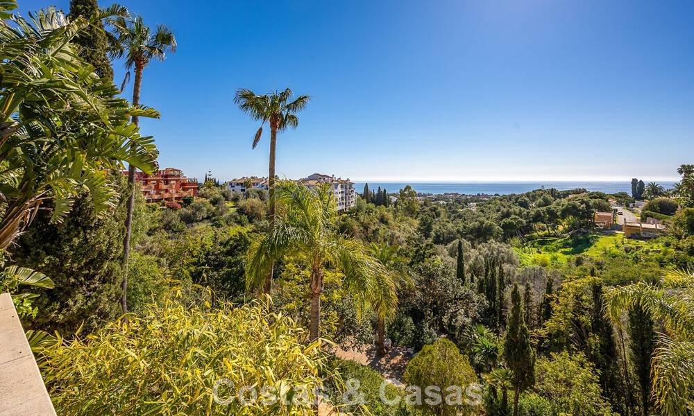 Majestueuse villa rénovée avec modernité offrant une vue panoramique sur la mer, à vendre sur un vaste terrain à l’est du centre de Marbella 796555