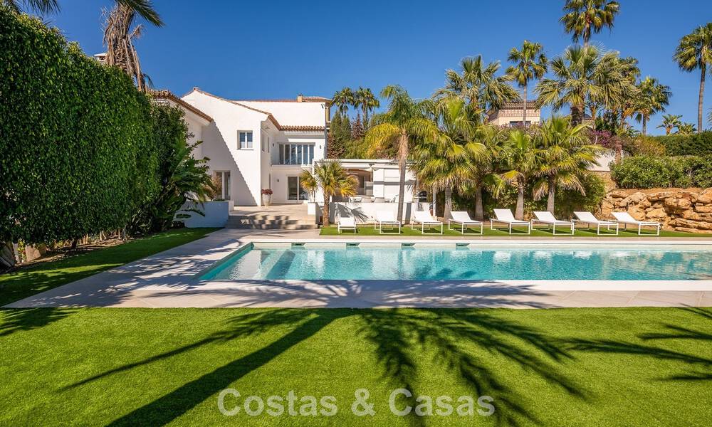 Majestueuse villa rénovée avec modernité offrant une vue panoramique sur la mer, à vendre sur un vaste terrain à l’est du centre de Marbella 796556