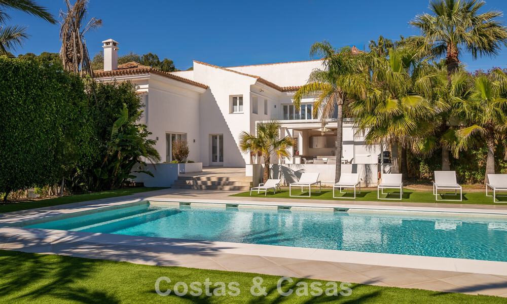 Majestueuse villa rénovée avec modernité offrant une vue panoramique sur la mer, à vendre sur un vaste terrain à l’est du centre de Marbella 796558