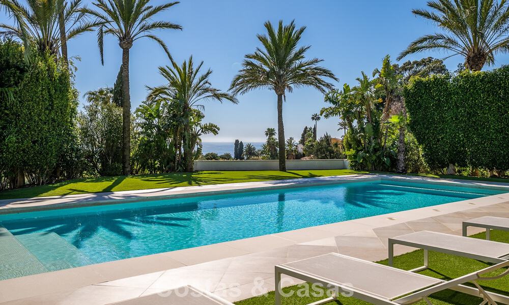 Majestueuse villa rénovée avec modernité offrant une vue panoramique sur la mer, à vendre sur un vaste terrain à l’est du centre de Marbella 796562