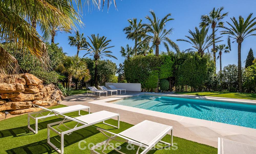 Majestueuse villa rénovée avec modernité offrant une vue panoramique sur la mer, à vendre sur un vaste terrain à l’est du centre de Marbella 796563