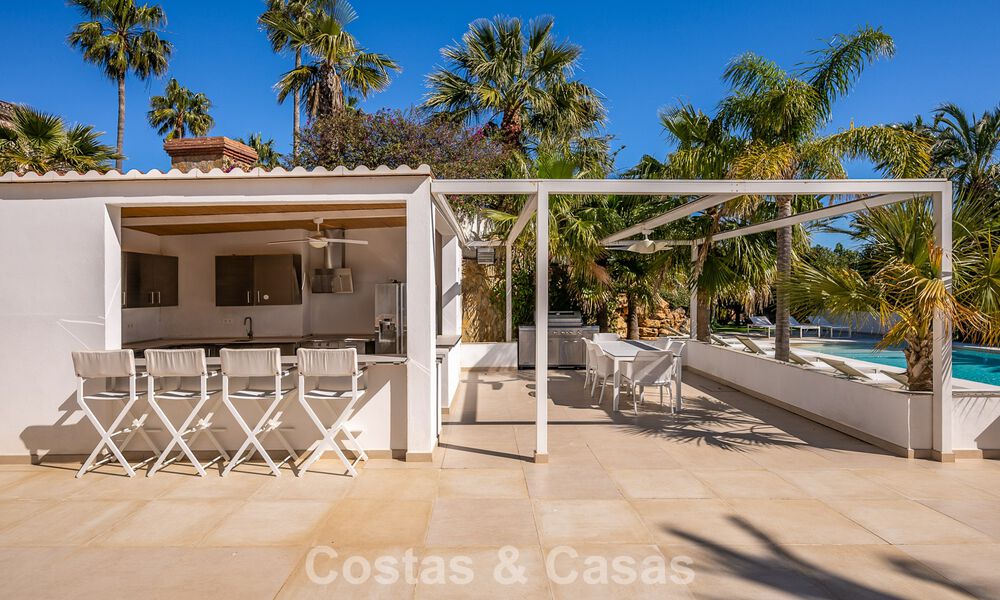 Majestueuse villa rénovée avec modernité offrant une vue panoramique sur la mer, à vendre sur un vaste terrain à l’est du centre de Marbella 796565